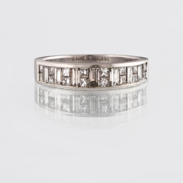 RING, 18K vitguld med prinsesslipade diamanter ca 1.40 ct. Vikt 3,9 gram.