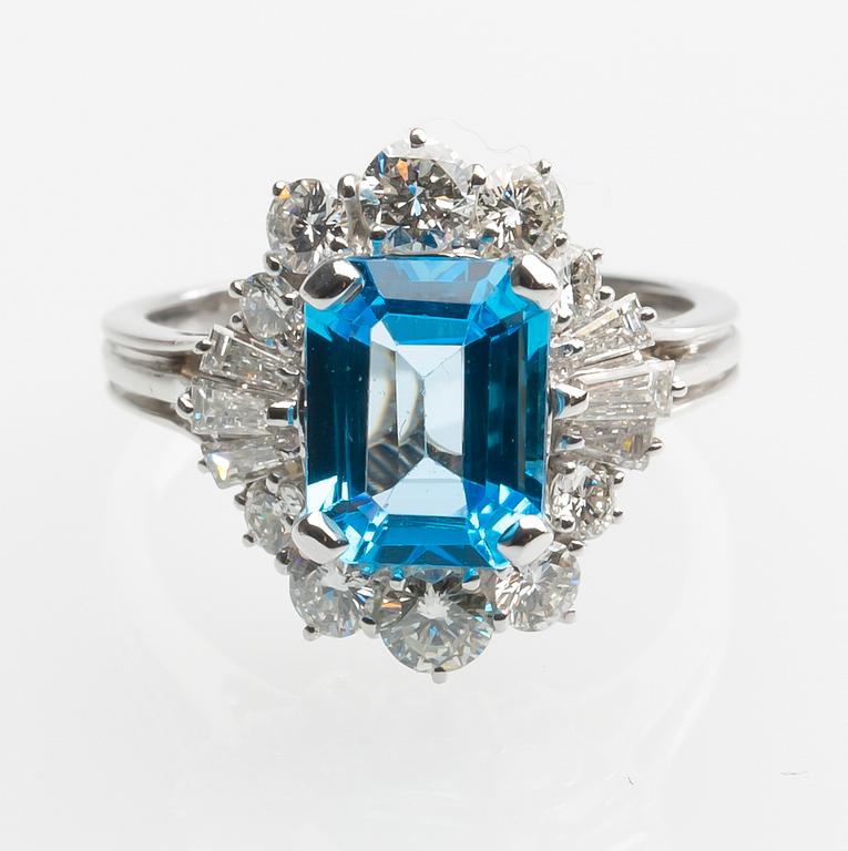 RING, 18 k vitguld med topas ca 1.90 ct samt diamanter, totalt ca 1.00 ct. Vikt ca 4,6 g.