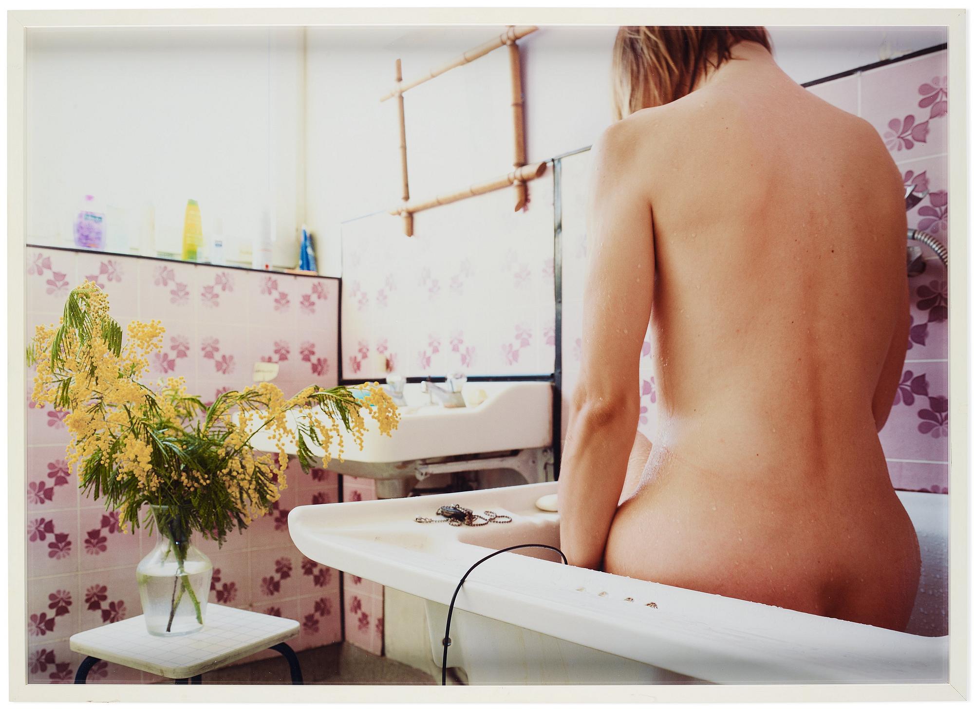 Elina Brotherus, "Salle de bain au mimosa", 2004.