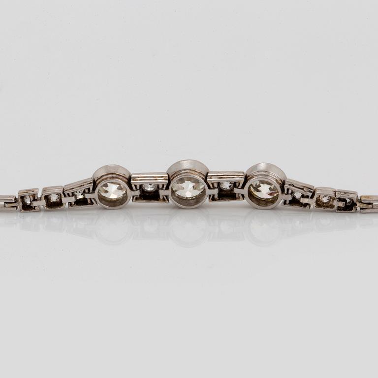 Armband platina med tre gammalslipade diamanter total vikt ca 3.25 ct.