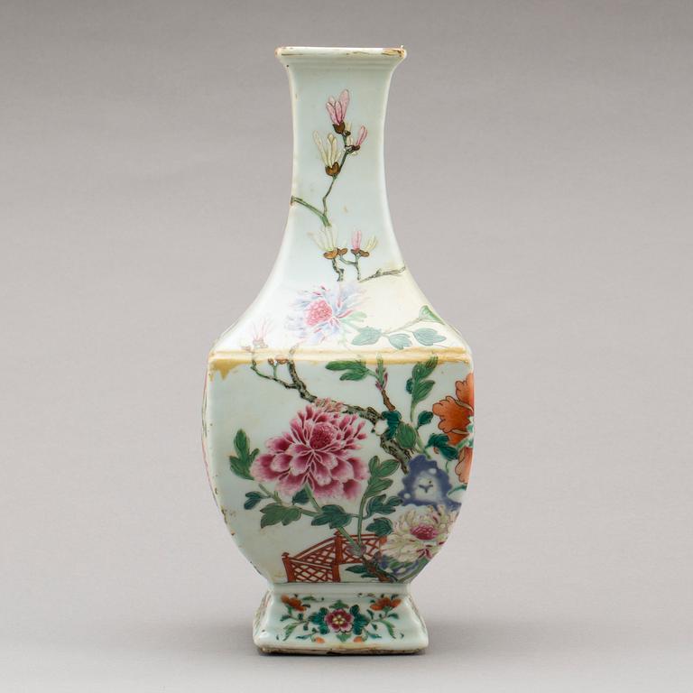 VAS, porslin,  famille rose. Kina, 1700-tal.