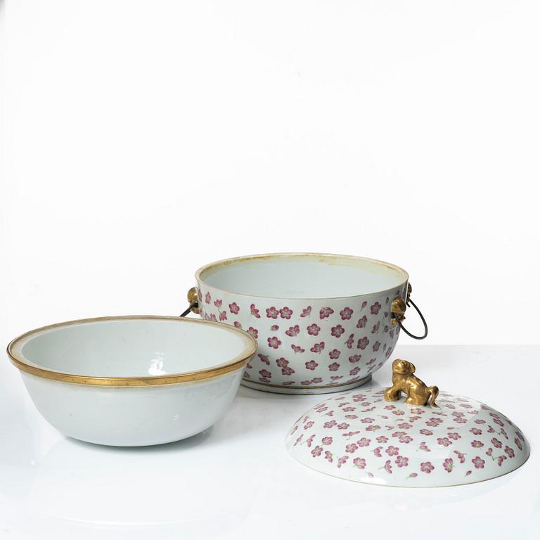A Chinese tureen with cover and liner, late Qing dynasty.