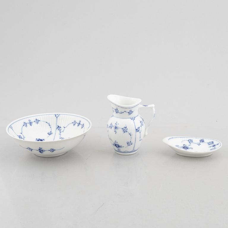 Servisdelar, 86 st, porslin, "Musselmalet", Royal Copenhagen, Danmark, varierande åldrar; 1900-tal & några äldre delar.
