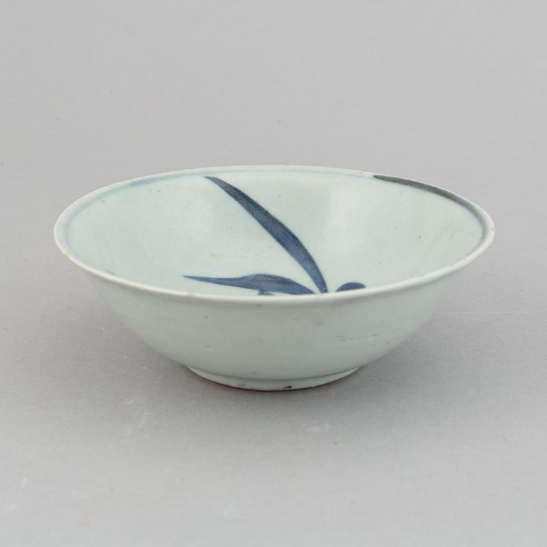 A blue and white dish and a box with cover, Ming dynasty (1368-1644).