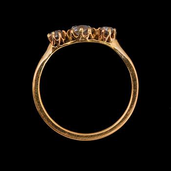 RING, 18k guld med tre antikslipade diamanter tot 0,45 ct. Tot vikt 3 g.