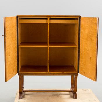 SKÅP, troligen Mjölby Intarsia, 19330/40-tal.
