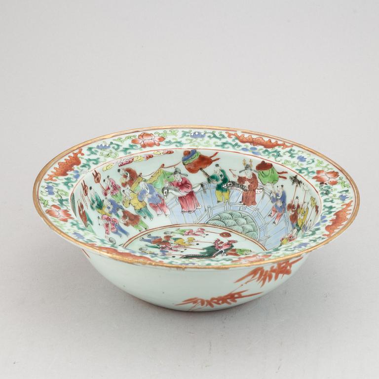 A famille rose basin, Qing dynasty, circa 1900.