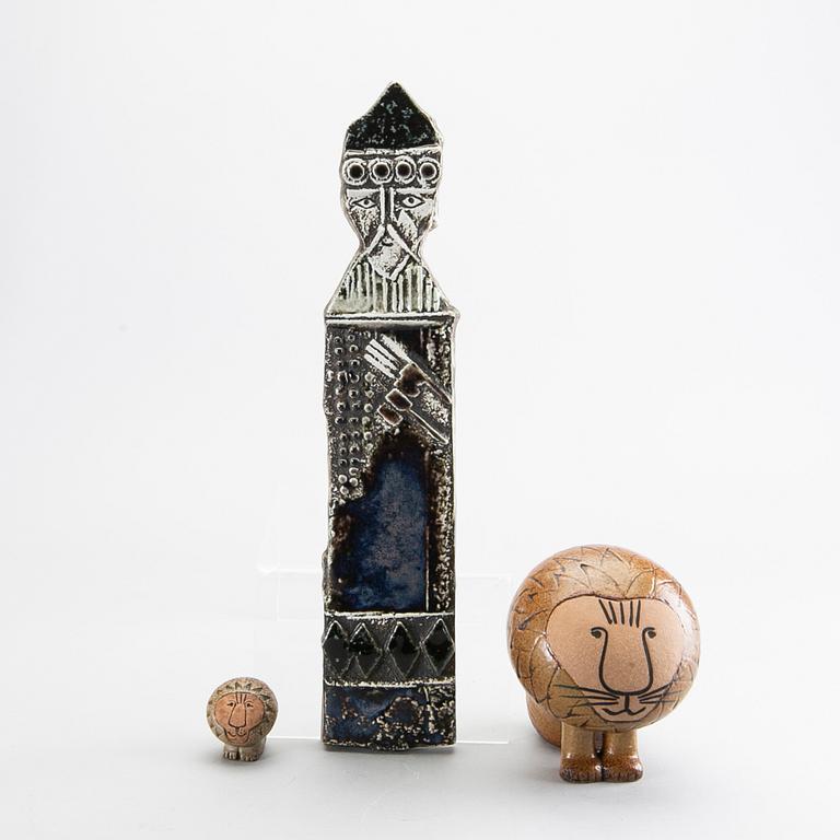 LISA LARSON, 3 pcs, 2 lions and 1 wall relief, Gustavsberg, second half of the 20th century.