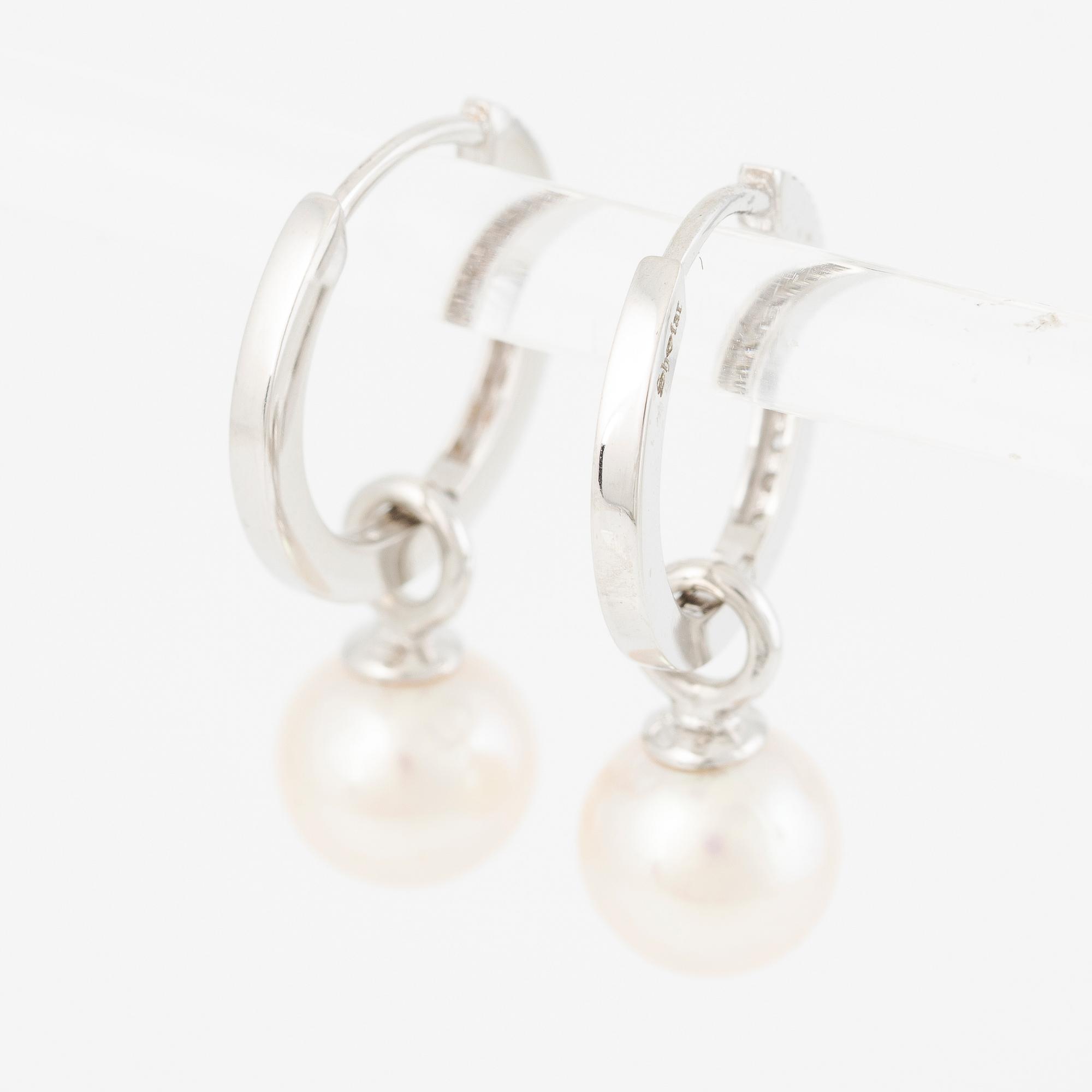 Earrings 14K white gold with cultured Akoya pearls and brilliant-cut diamonds.