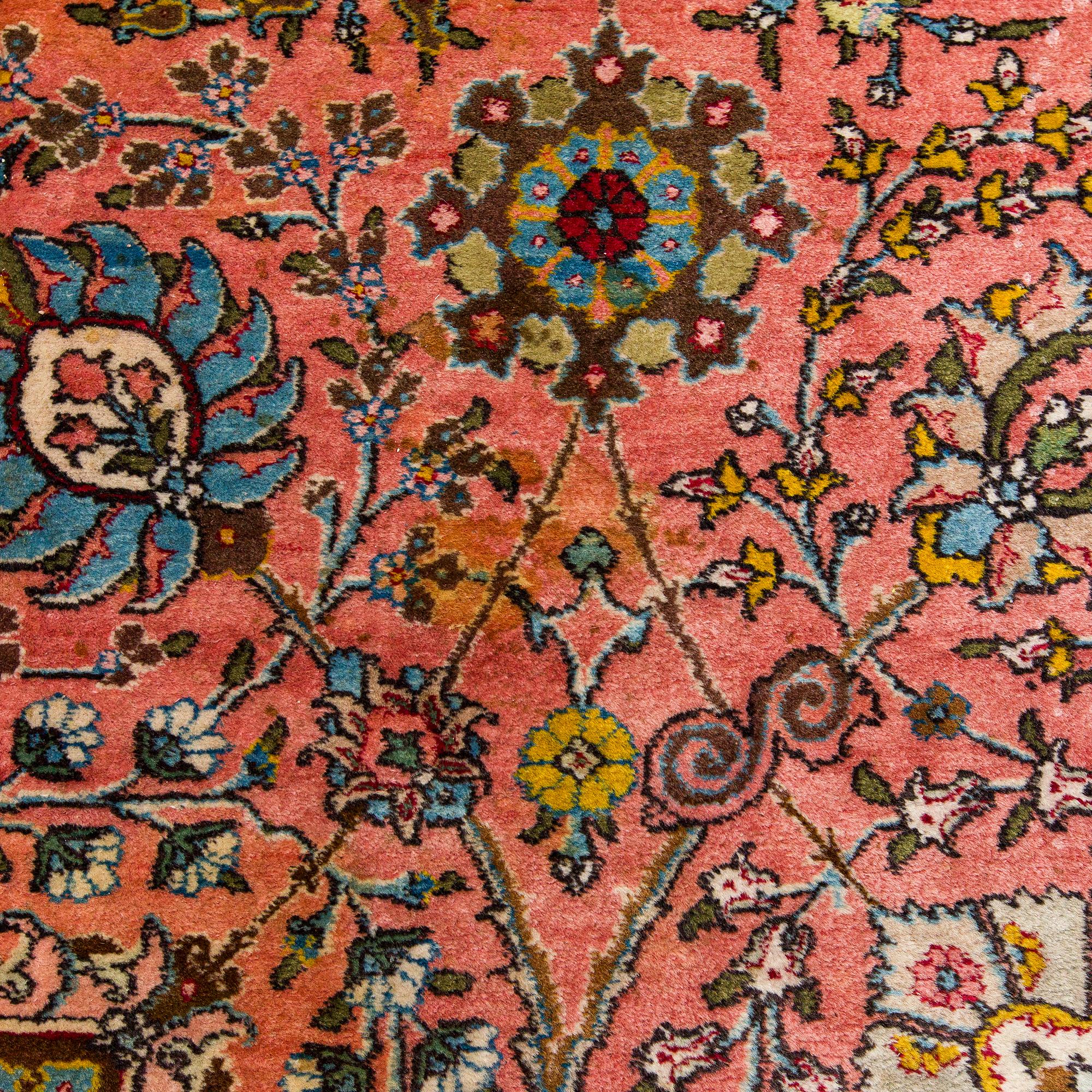 A Tbriz carpet of Safavid 'vase' design, approx. 397x295 cm.