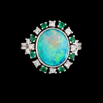 RING, 18K vitguld, opal, briljantslipade diamanter och smaragder.