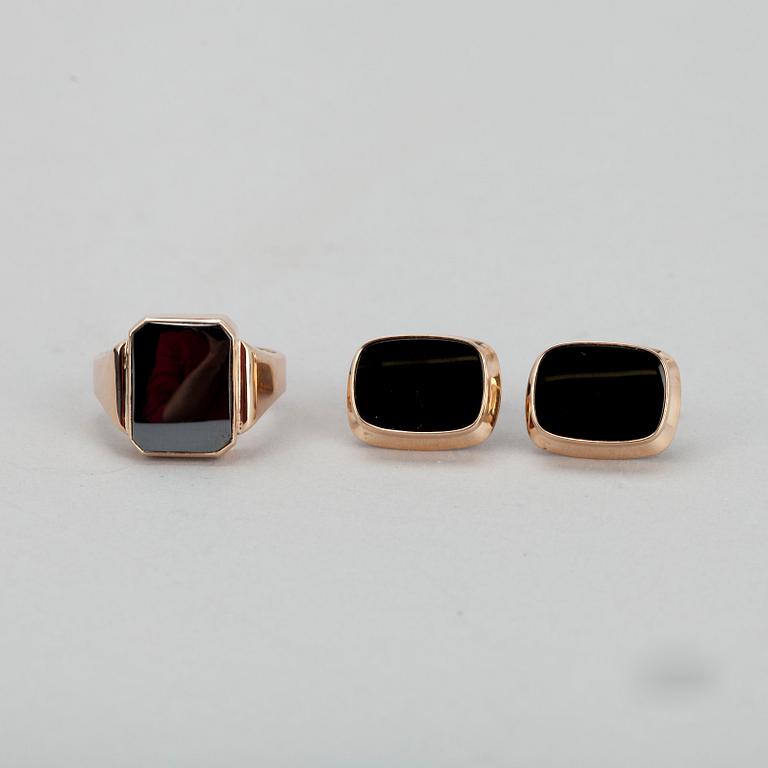 MANSCHETTKNAPPAR, guld 14K, onyx och hematit, Åbo 1967, 1970. Vikt tot. 13,8 g.