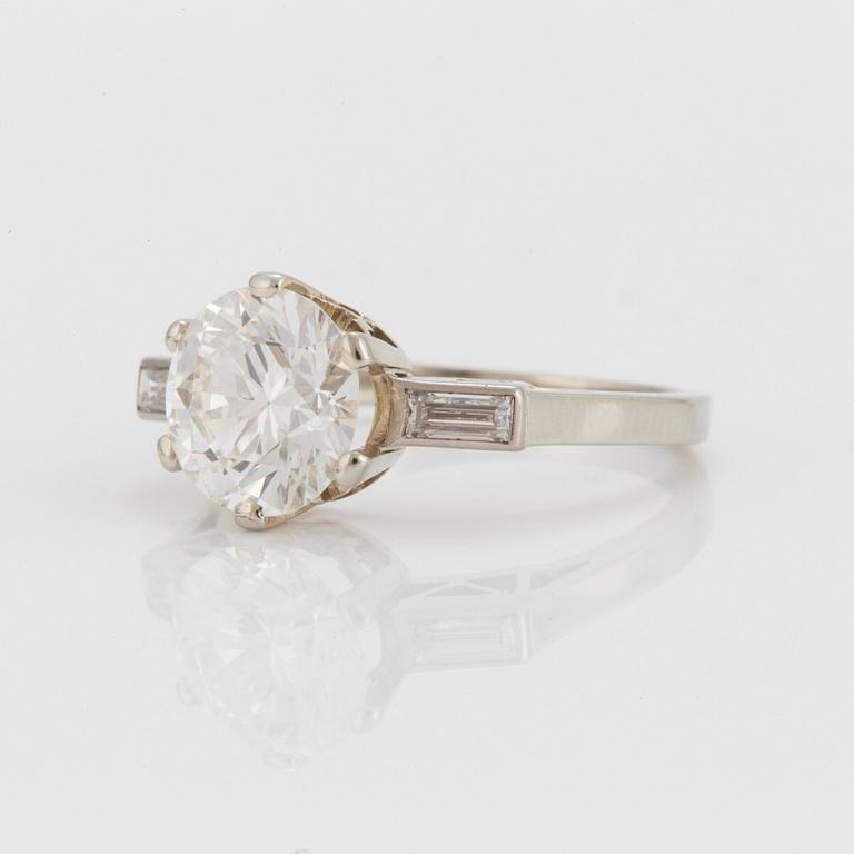 RING med en gammalslipad diamant.