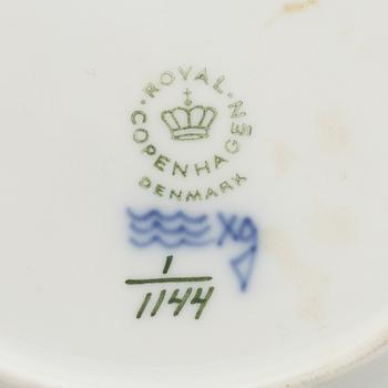 Assietter, fem stycken, porslin, "Musselmalet helblond", modell 1144, Royal Copenhagen, Danmark, 1900-tal.