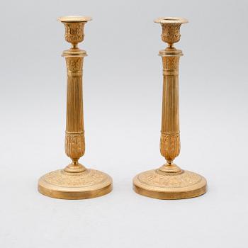 LJUSSTAKAR, 1 par, förgylld brons, empire, 1800-talets första hälft.