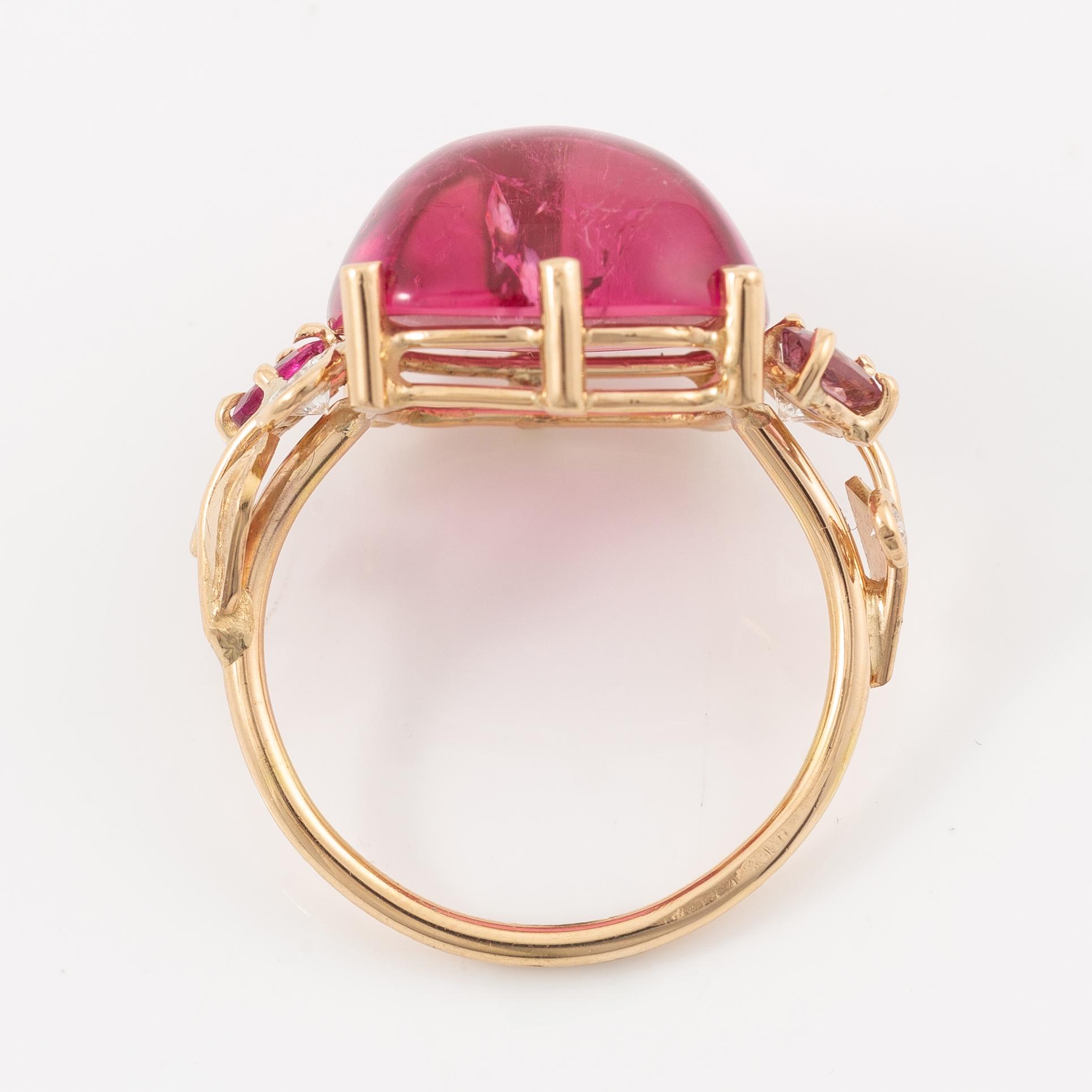 Ring, Mandelstam, 18K gold with cabochon-cut rubelite (tourmaline) and brilliant-cut diamonds and tourmalines.