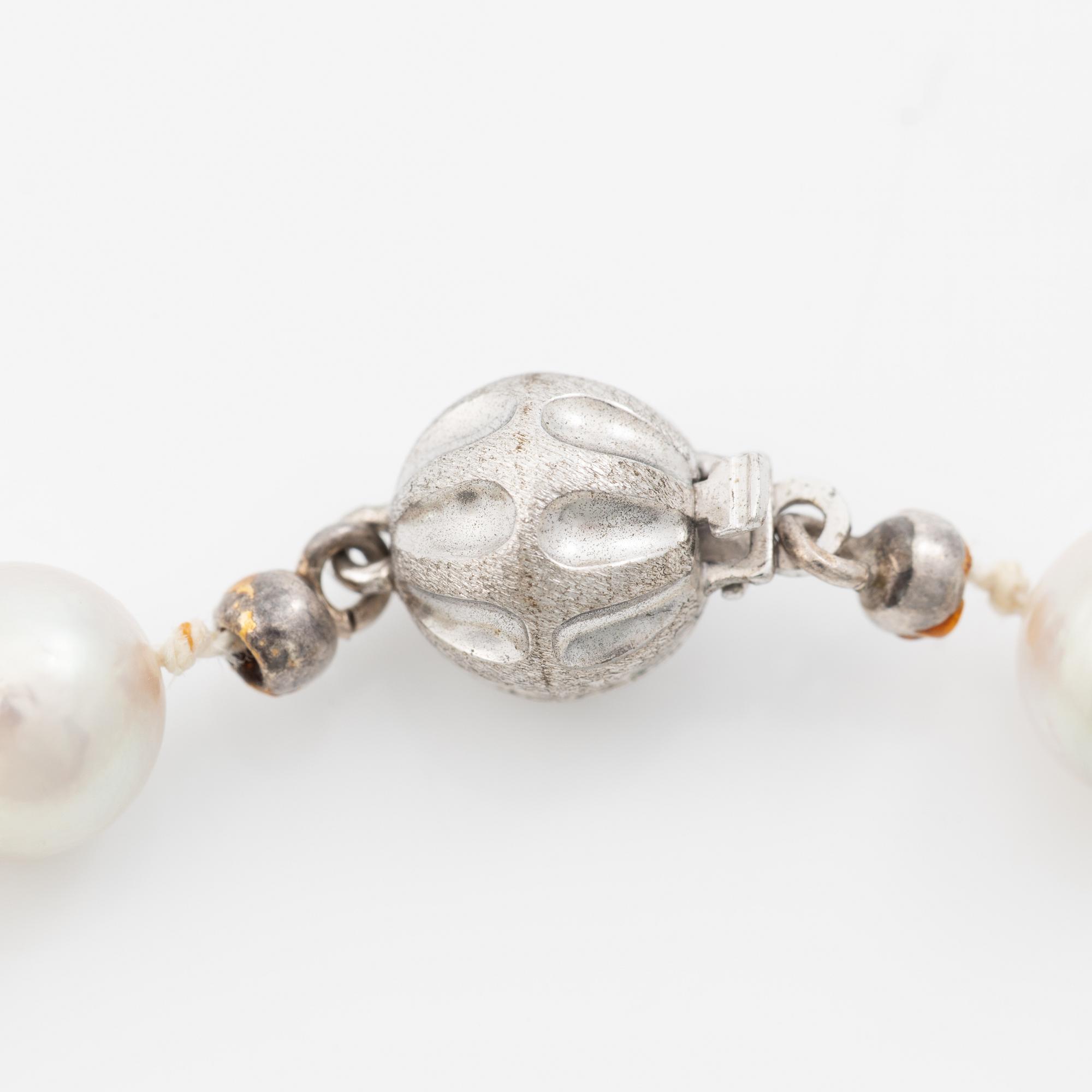 Bracelet, cultured pearls, silver clasp.
