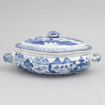 A Chinese blue and white dish with cover, tureen with cover, a strainer and a dish, Qing dynasty, Qianlong and Jiaqing.