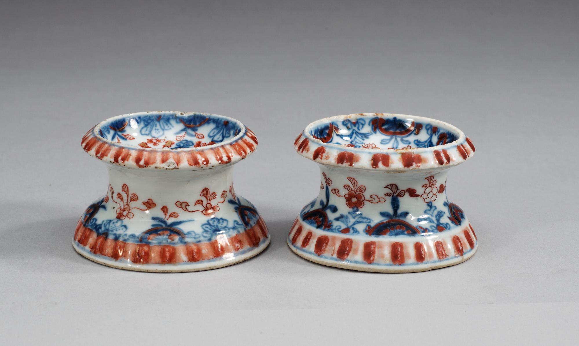 SALTKAR, ett par, porslin. Qing dynastin, Kangxi (1662-1722).