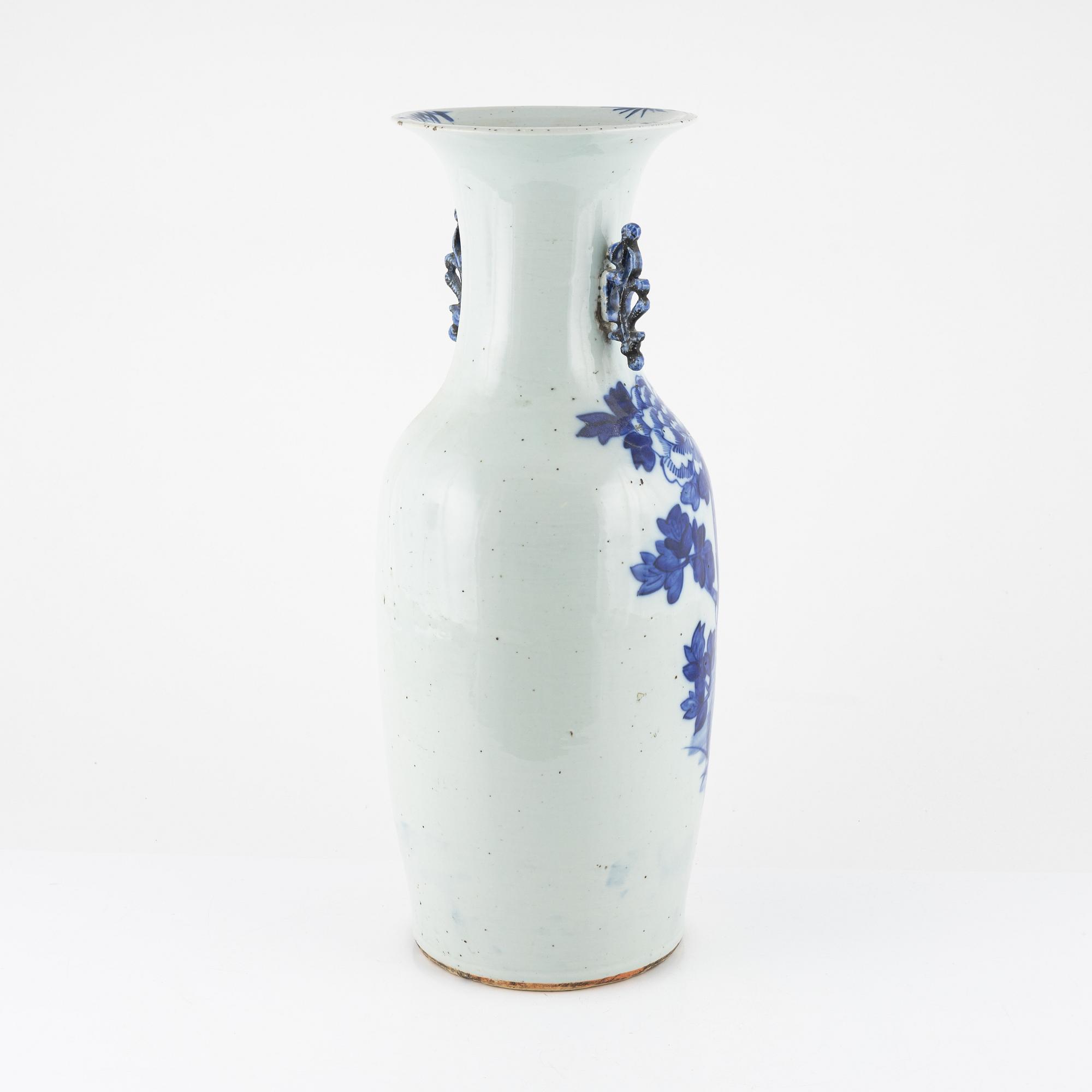 A blue and white porcelain vase, China, late Qing dyansty, late 1800's.