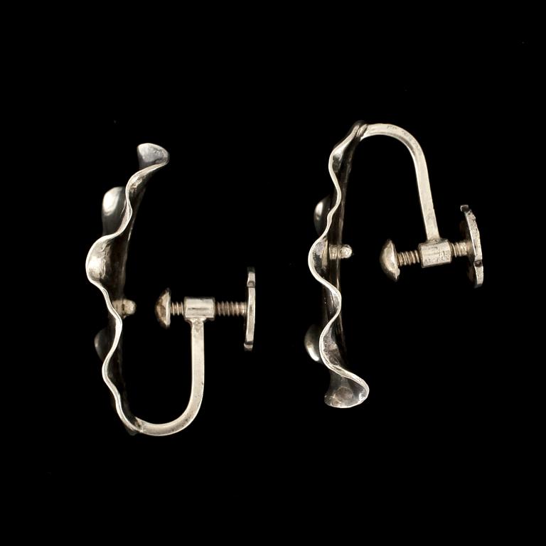 ÖRHÄNGEN, ett par, silver, Wiwen Nilsson, 1951. Vikt ca 5 g.