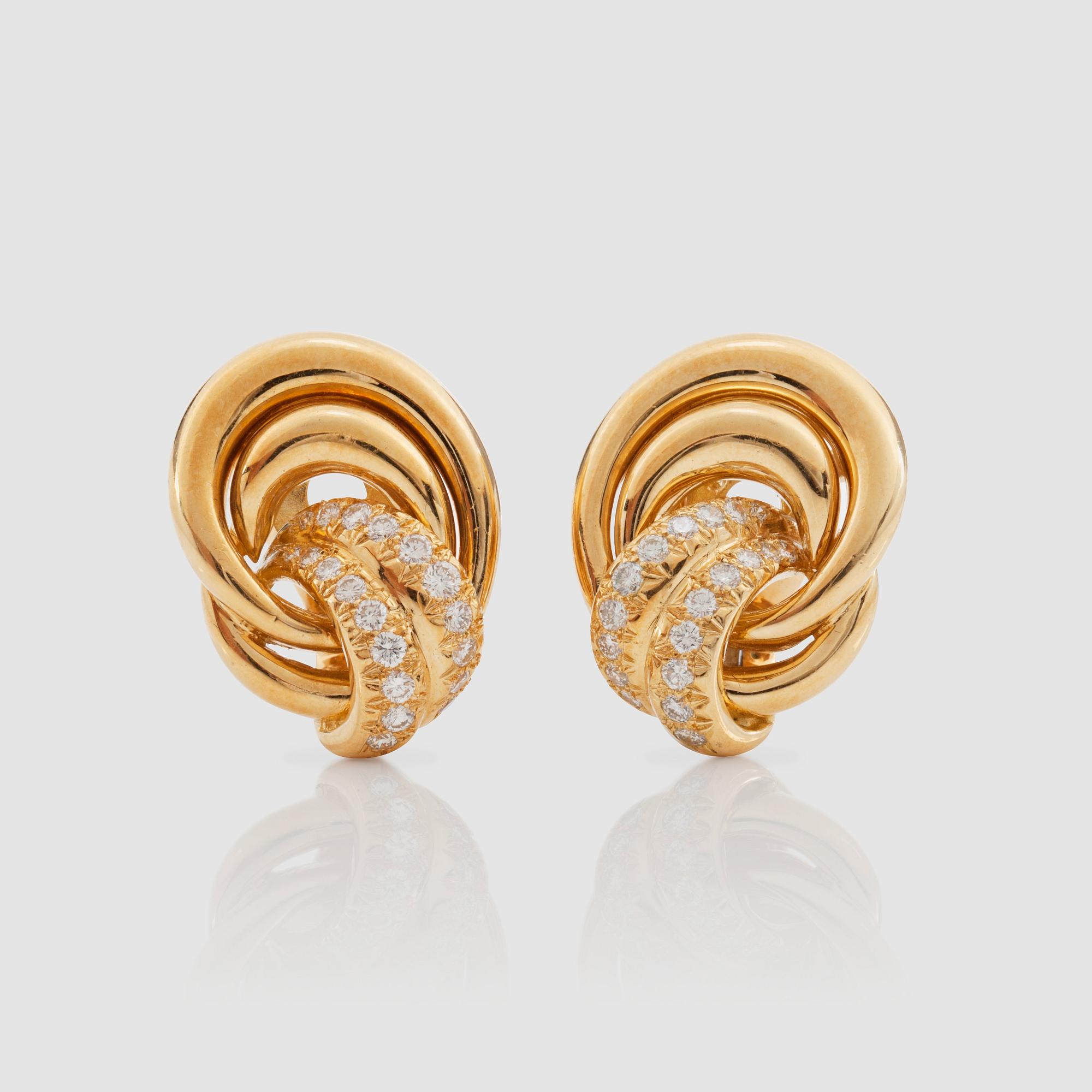 ÖRHÄNGEN, Van Cleef & Arpels, med briljantslipade diamanter totalt ca 1.00 ct.