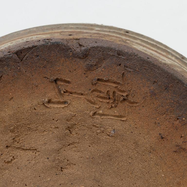 Unknown artist, a Japanese stoneware jar with cover, first half of the 20th Century.