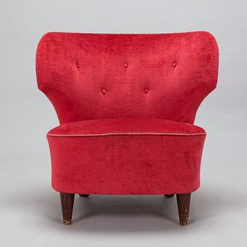 A mid- 20th-century armchair.