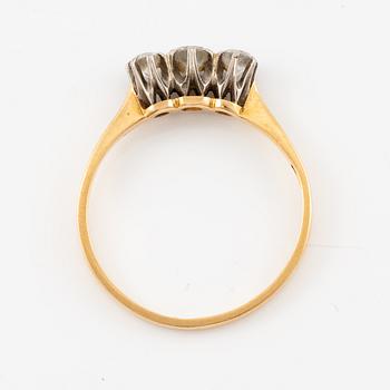 Ring, 18K gold with three brilliant-cut diamonds.