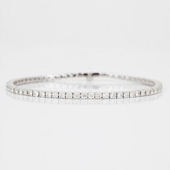 TENNISARMBAND, 18K vitguld med briljantslipade diamanter, tot ca 3,85 ct. Total vikt ca 10,80 g.