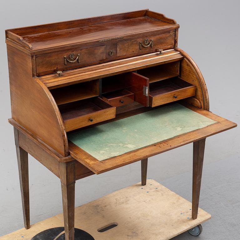 A Louis XVI style mahogany marquetry cylinder bureau, first half of the 20th century.