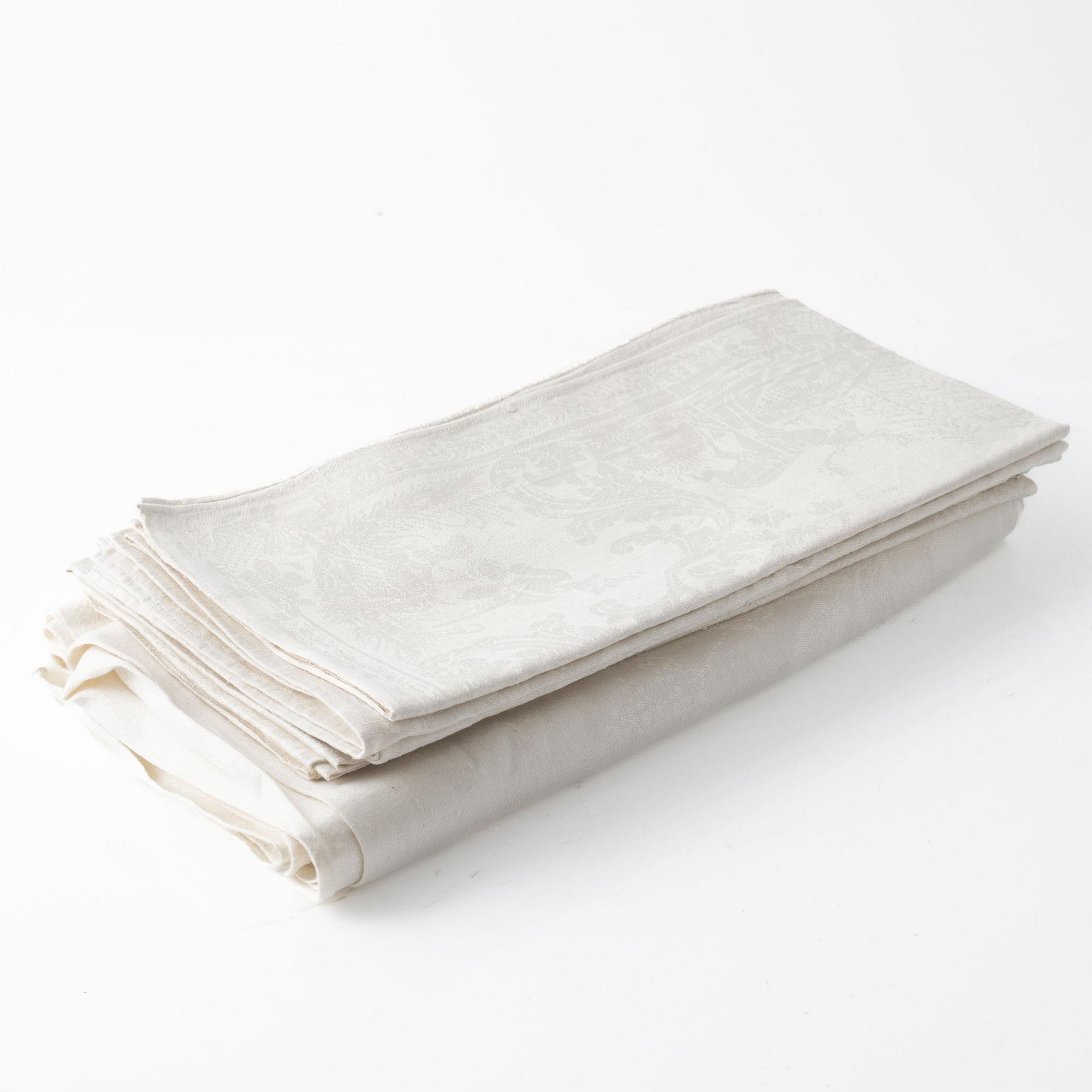 A linen tablecloth and five napkins.