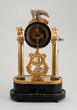 BORDSPENDYL, förgylld brons, med speldosa, 1800-tal.