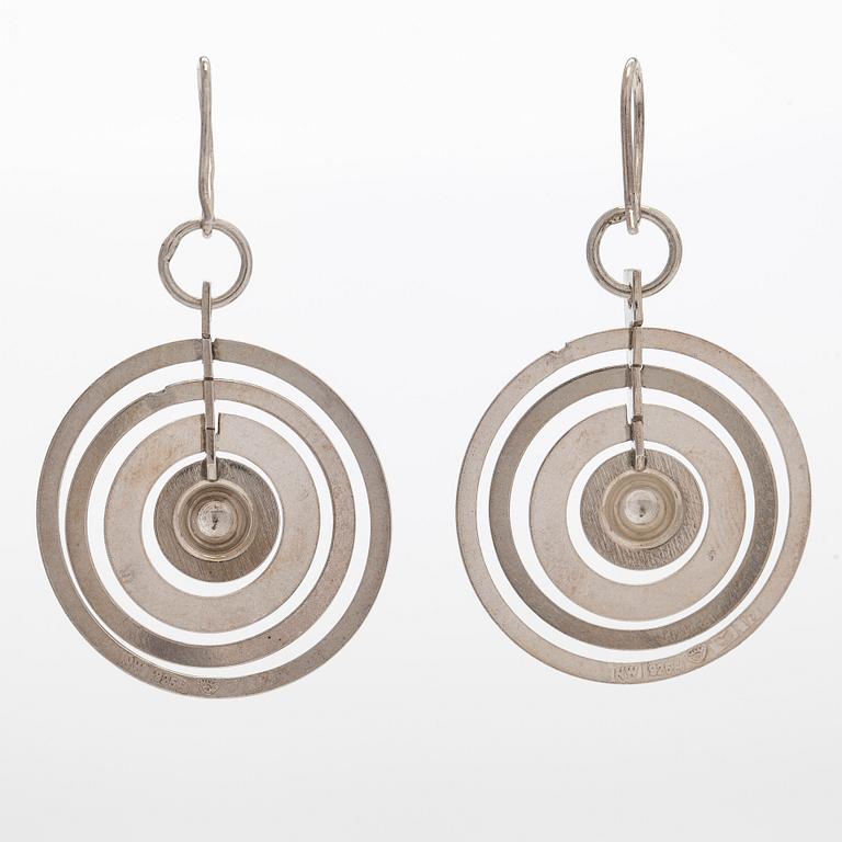 Tapio Wirkkala, örhängen "Silvermåne", sterlingsilver. Westerback, Helsingfors 1972.