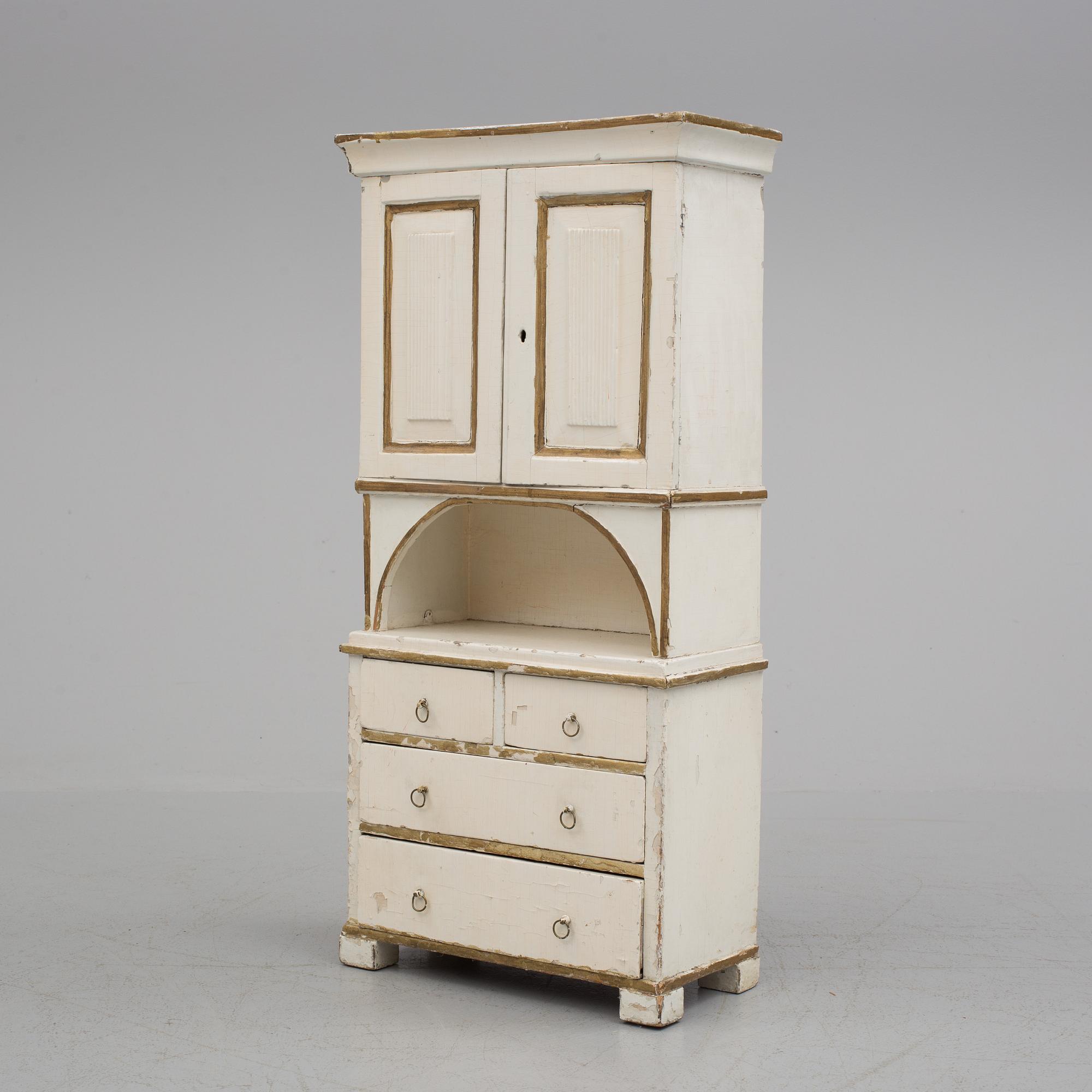 A children's cabinet from the second half of the 19th century.