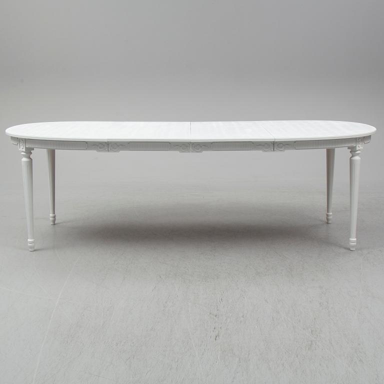 MATBORD, gustaviansk stil, 1900-talets slut. 2 iläggsskivor medföljer.