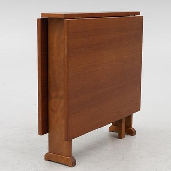 Carl Malmsten, a 'Vaåensmeden' gate-leg table, Sweden, second half of the 20th century.