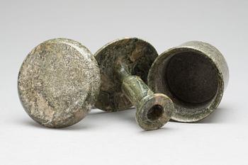 LJUSSTAKAR samt TOBAKSBURK, Kolmårdsmarmor, 1800-tal.