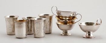 BÄGARE, 5 st, silver, Ryssland, 1800-tal samt PUNCHMUGGAR, 4 st, sv stämplar 1967. Total vikt ca 284 g.