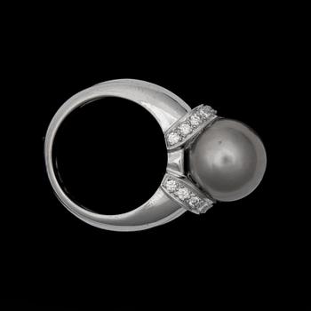 1142. A cultured Tahiti pearl ring with brilliant cut diamonds.