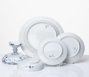 Royal Copenhagen, a 39 pcs 'Musselmalet' porcelain service, Denmark, mixed manufacturing dates, ca 1900 and onwards.