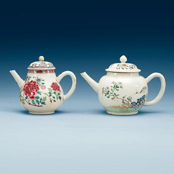 1584. TEKANNOR, två stycken, kompaniporslin. Qing dynastin, Yongzheng (1723-35).