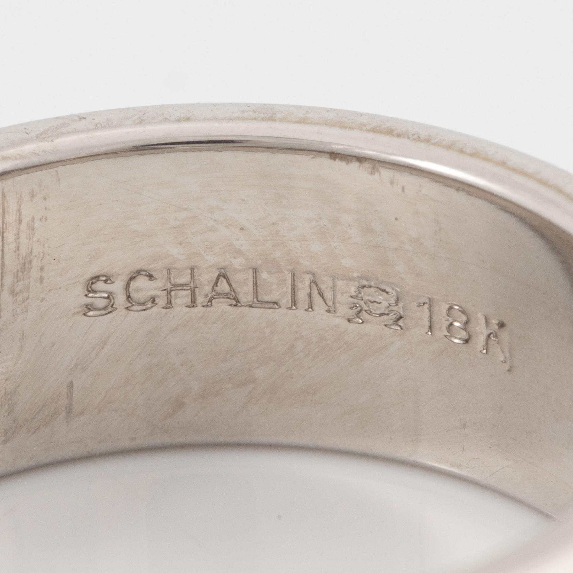 Ring, Schalins, 18K vitguld med ovalslipad diamant och briljantslipade diamanter.