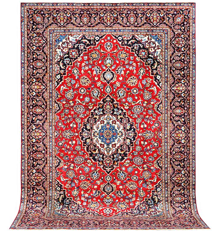 A Kashan carpet, c. 302 x 195 cm.