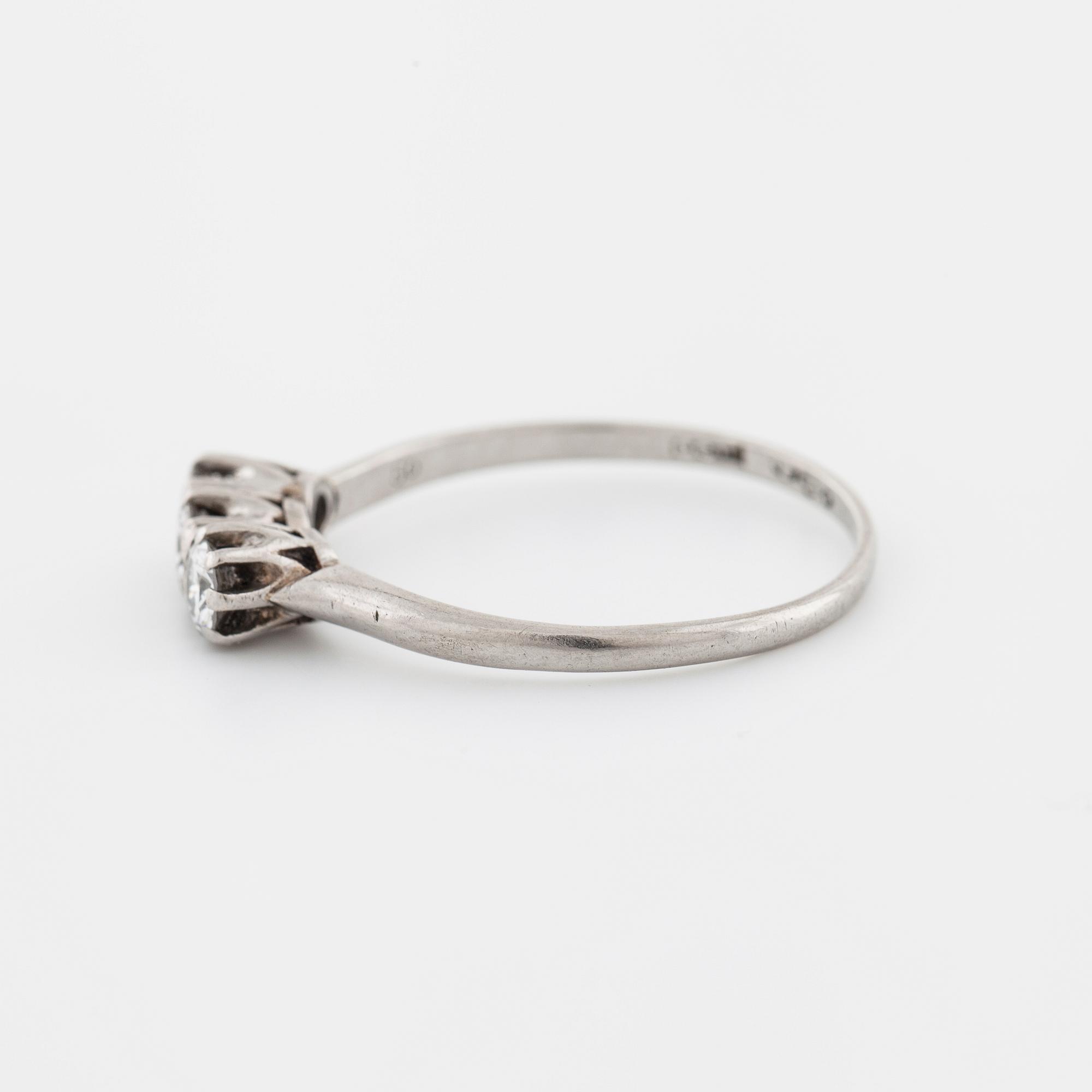 RING, med briljantslipade diamanter 0.50 ct, CG Hallberg, Stockholm.