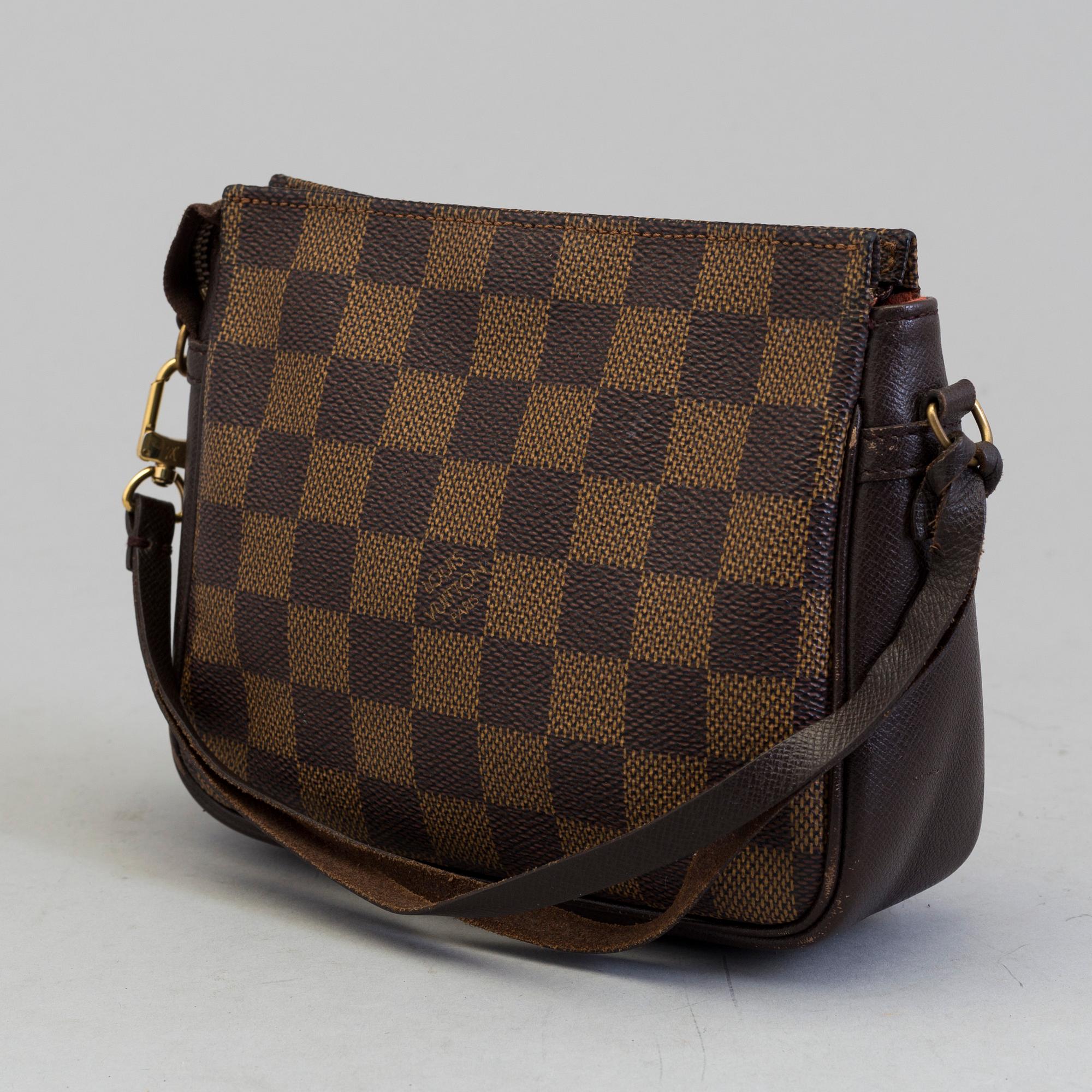 LOUIS VUITTON, a Damier Ebène hand bag.