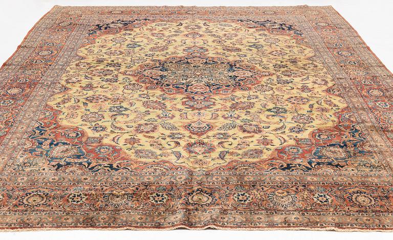 A semi-antique Kashan carpet, ca 426 x 305 cm.