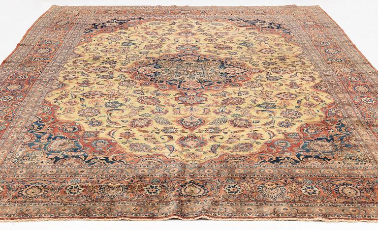 A semi-antique Kashan carpet, ca 426 x 305 cm.