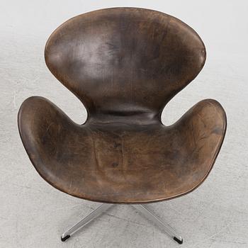 Arne Jacobsen, fåtöljer, ett par, "Svanen", Fritz Hansen, Danmark, 1963.