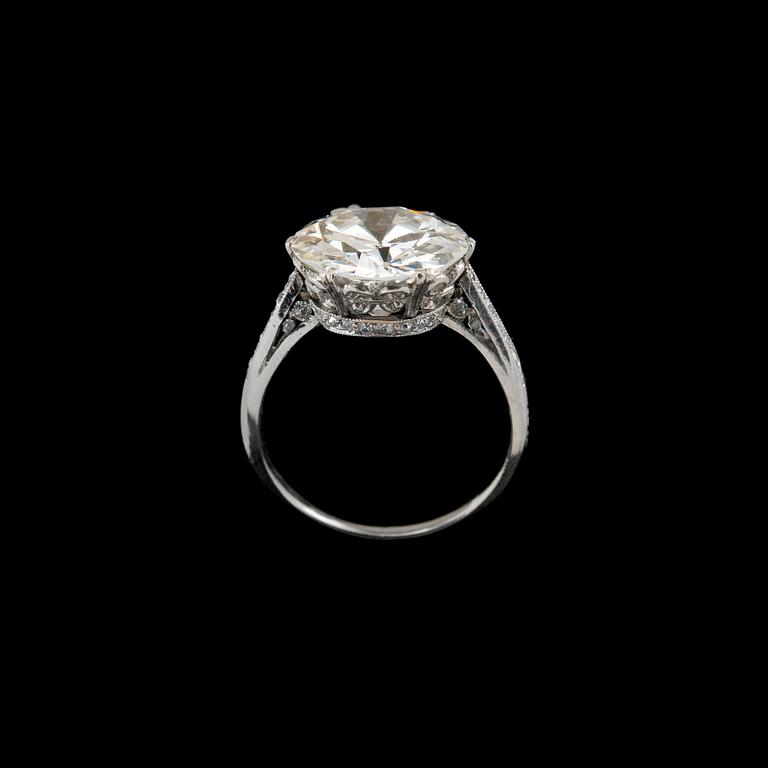 A RING, brilliant cut diamond 5.12 ct. H/I1, 8/8 cut diamonds c. 0.18 ct. Platinum. A. Tillander 1930/40 s.